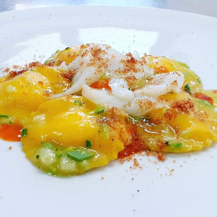 Bottoni di pasta all'uovo al cuore di ricotta, conserva di ...