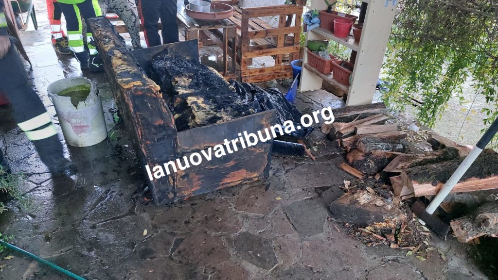 Il divano bruciato nell'abitazione a Valmontone